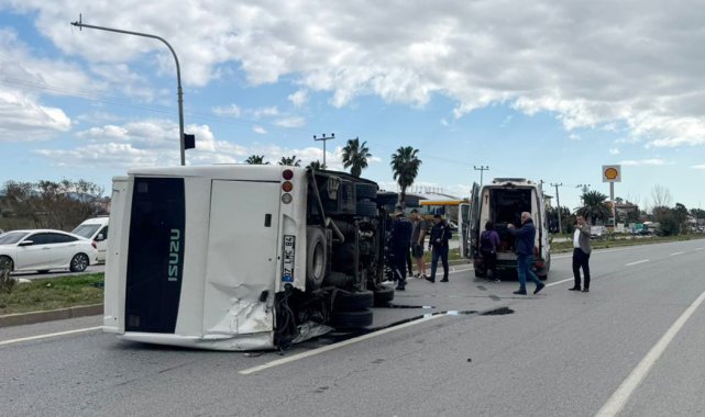 Hafif ticari aracın çarptığı midibüs devrildi, 7 kişi yaralandı; kaza kamerada