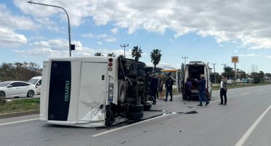 Hafif ticari aracın çarptığı midibüs devrildi, 7 kişi yaralandı; kaza kamerada