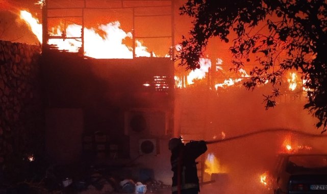 İşletmede yangın çıktı, alevler otomobile de sıçradı