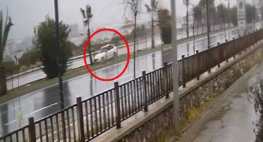 Kontrolden çıkan otomobil refüjdeki ağaca çarparak ters döndü