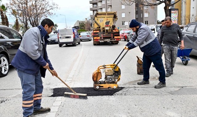 Muratpaşa'da yollar onarılıyor