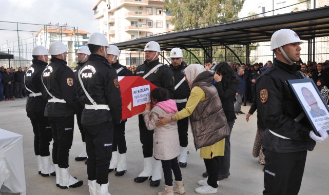 Polis babasının tabutunun başında gözyaşı döktü