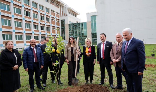 Rektör Özkan İlahiyat Fakültesi'nde ağaç dikti, Gazze sergisini gezdi