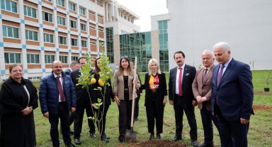 Rektör Özkan İlahiyat Fakültesi'nde ağaç dikti, Gazze sergisini gezdi