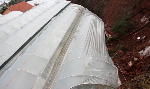 Sel ve hortumun ardından Kumluca'da heyelanla mücadele