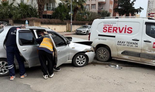 Sürücü, eşi ve kızı kazada yaralandı
