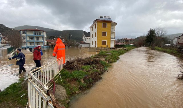 Taşkın suları tahliye ediliyor, bozulan yollar onarılıyor