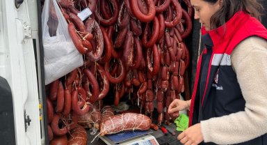 176 kilo tarihi geçmiş sucuk ele geçirildi