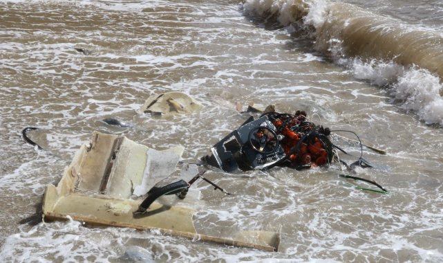 Alabora olan balıkçı teknesindeki 2 kişi yüzerek kurtuldu