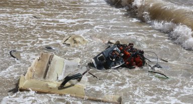 Alabora olan balıkçı teknesindeki 2 kişi yüzerek kurtuldu