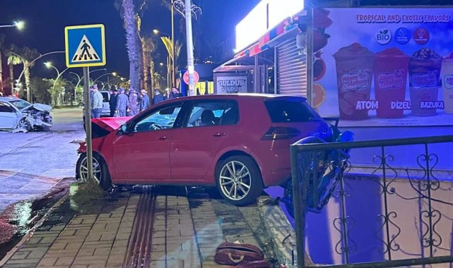 Alanya'da 2 otomobil çarpıştı: 3 yaralı