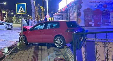 Alanya'da 2 otomobil çarpıştı: 3 yaralı