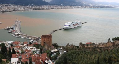 Alanya'ya yılın ilk kruvaziyeri demirledi