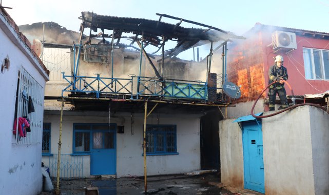 Antalya'da 2 katlı ev sobadan çıkan yangında küle döndü