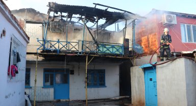 Antalya'da 2 katlı ev sobadan çıkan yangında küle döndü