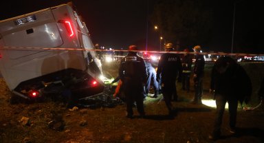 Antalya'da servis midibüsü devrildi: 16 infaz koruma memuru yaralı