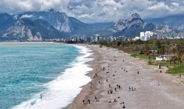 Antalya'da yağış sonrası güneş açtı, sahillerde yoğunluk oluştu
