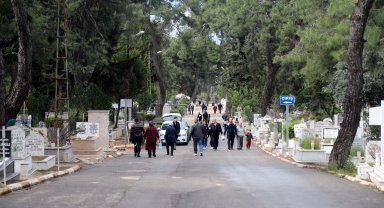 Arife günü mezarlıklara duygusal ziyaret