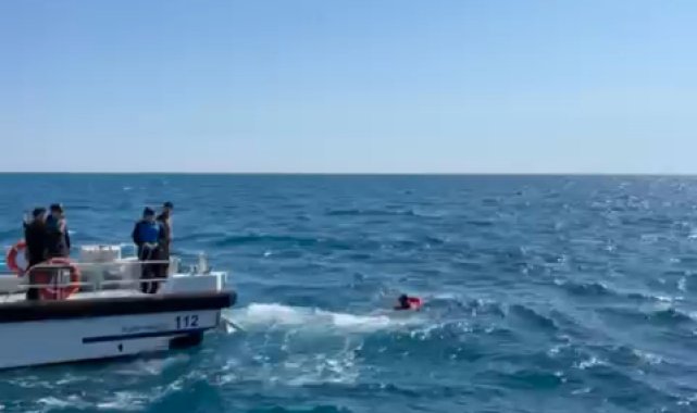 Devrilen sup boarda tutunarak 3 saat bekledi, yardımına deniz polisi yetişti