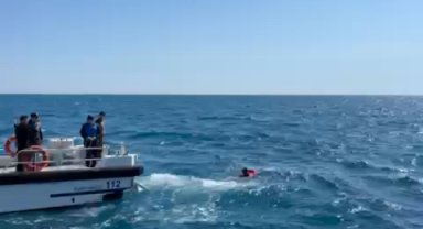 Devrilen sup boarda tutunarak 3 saat bekledi, yardımına deniz polisi yetişti