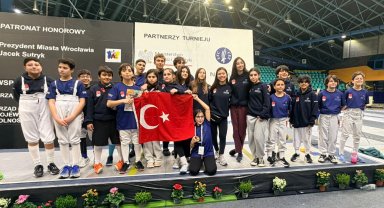 Genç eskrimciler Avrupa'da podyumda