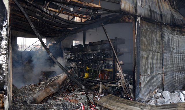 İnşaat malzemesi deposu yandı