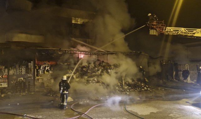 İş yerinde başlayan yangında alevler binayı sardı