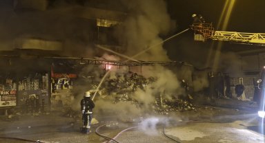 İş yerinde başlayan yangında alevler binayı sardı