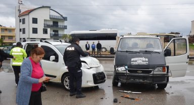 Kamyonet ile hafif ticari araç çarpıştı: 1 yaralı