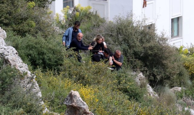 Kayalıktan düşen kadını sırtlarında taşıyıp, sağlık ekibine teslim ettiler