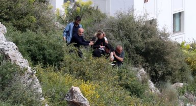 Kayalıktan düşen kadını sırtlarında taşıyıp, sağlık ekibine teslim ettiler