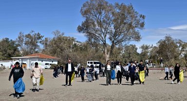 Lara Sahili'nde öğrencilerden temizlik