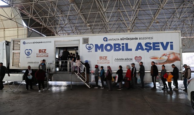 Mobil Aşevi iftar öncesi kent sakinleriyle buluşuyor