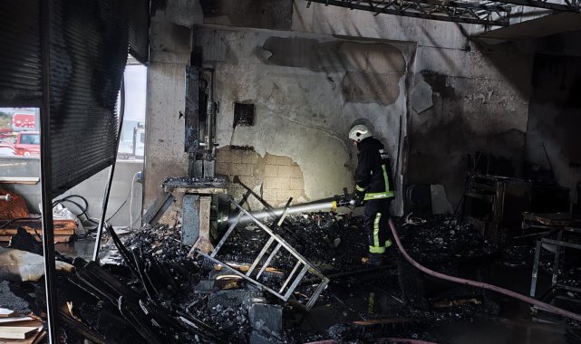 Mobilya atölyesindeki yangını itfaiye söndürdü