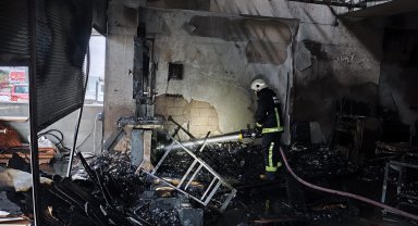 Mobilya atölyesindeki yangını itfaiye söndürdü