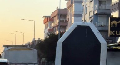 Motosiklet üzerinde şişme botla tehlikeli yolculuk