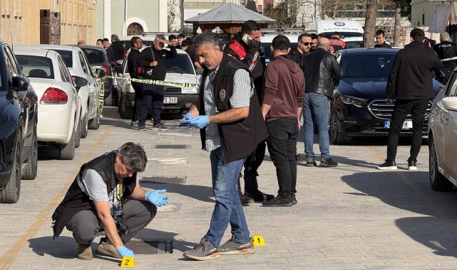 Otomobiline binerken silahlı saldırıya uğradı; olay kamerada