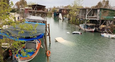 Otomobiliyle dereye uçtu