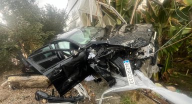 Otomobiliyle muz serasına girdi: 4 yaralı