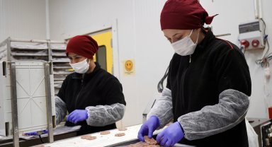 Sanayide kadın gücü; hem üretiyorlar hem de aile ekonomisine katkı sağlıyor