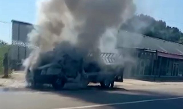 Seyir halindeki kamyonet yandı