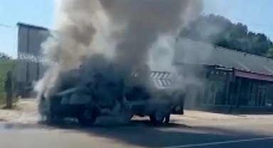 Seyir halindeki kamyonet yandı