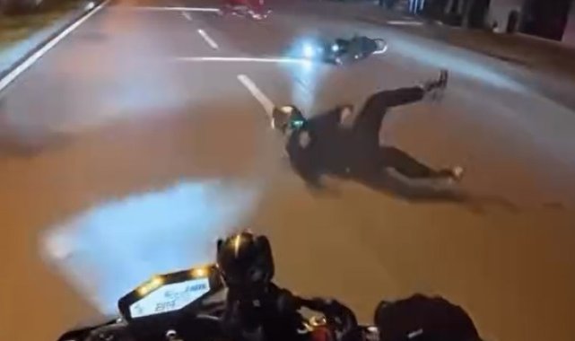 Sürücülerinin tek teker üzerinde kullandığı 2 motosiklet kaza yaptı: 2 yaralı