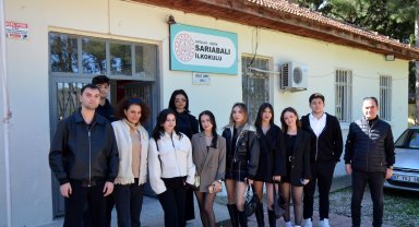 Üniversite öğrencileri ilkokulun kapılarını boyadı, kırık camlarını değiştirdi, kütüphane oluşturdu