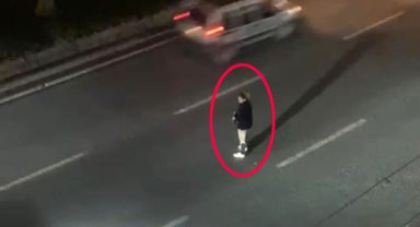 Yol ortasında bekledi, sürücülere zor anlar yaşattı