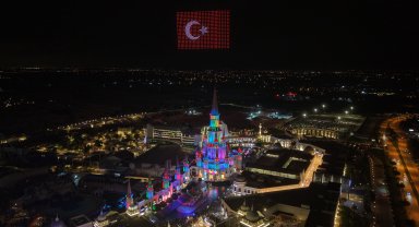 1000 dron ile Türk bayrağı oluşturuldu