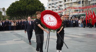 23 Nisan kutlamaları Antalya'da çelenk töreniyle başladı
