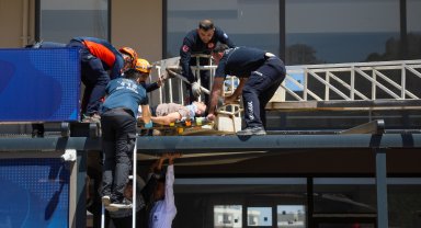 4'üncü kattan tentenin üzerine düşüp yaralandı