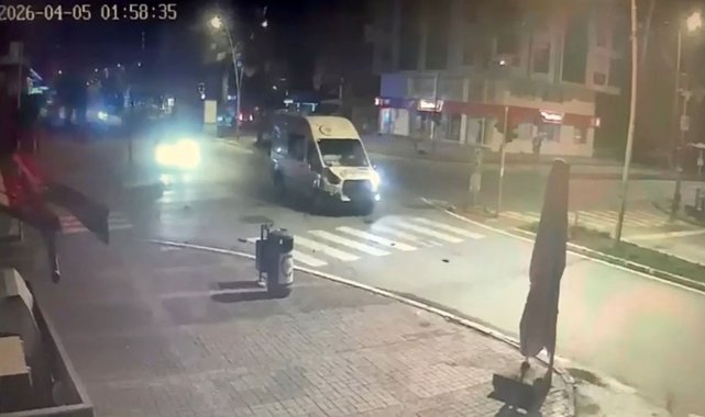 Ambulansla minibüs çarpıştı: 2 yaralı