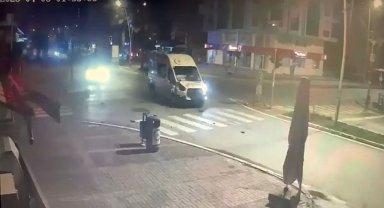 Ambulansla minibüs çarpıştı: 2 yaralı